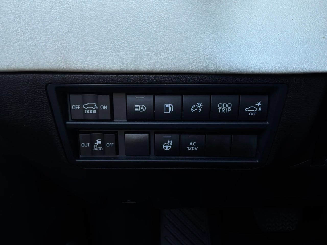Used 2024 Toyota Sequoia Capstone AWD/4WD image 32
