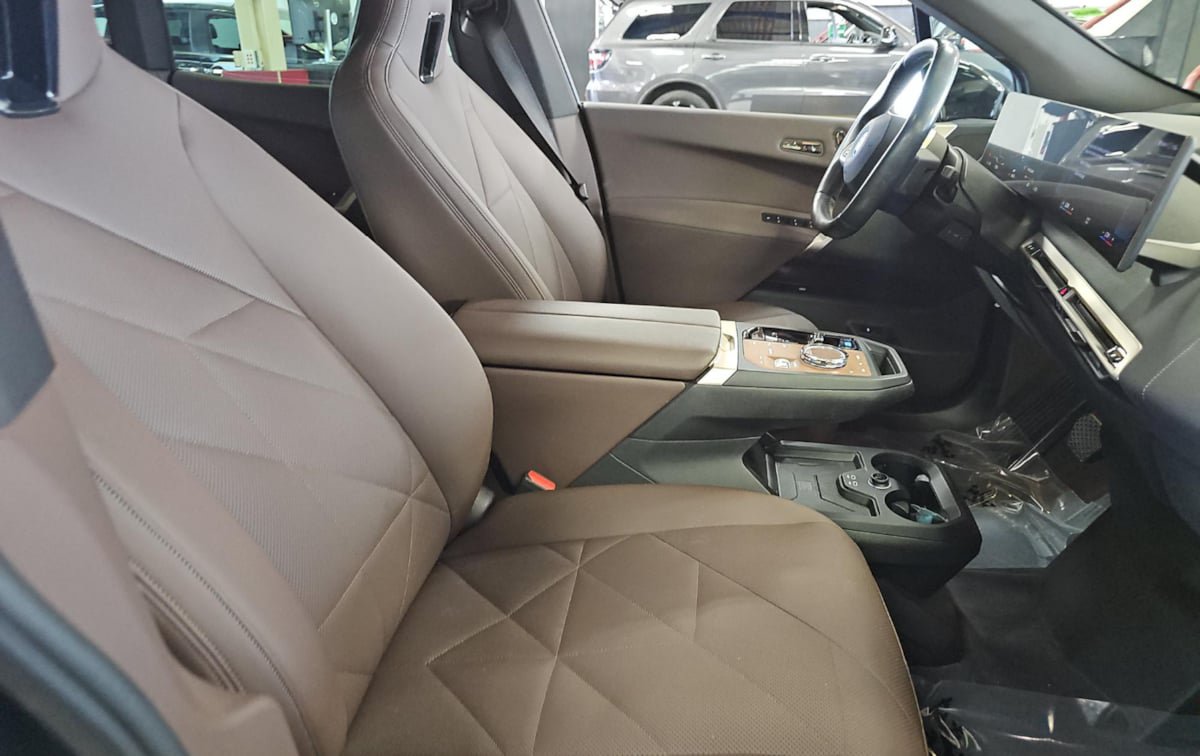 Used 2023 BMW iX xDrive50 w/ Premium Package AWD/4WD image 7