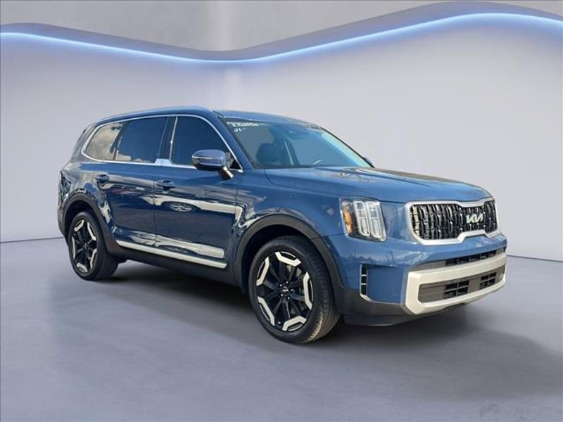 Used 2023 Kia Telluride EX w/ EX Captain's Chair Package image 7