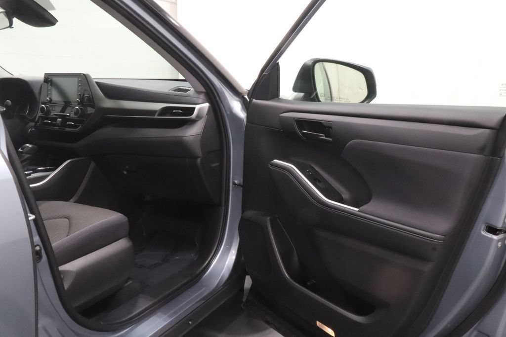 Used 2021 Toyota Highlander LE FWD image 14