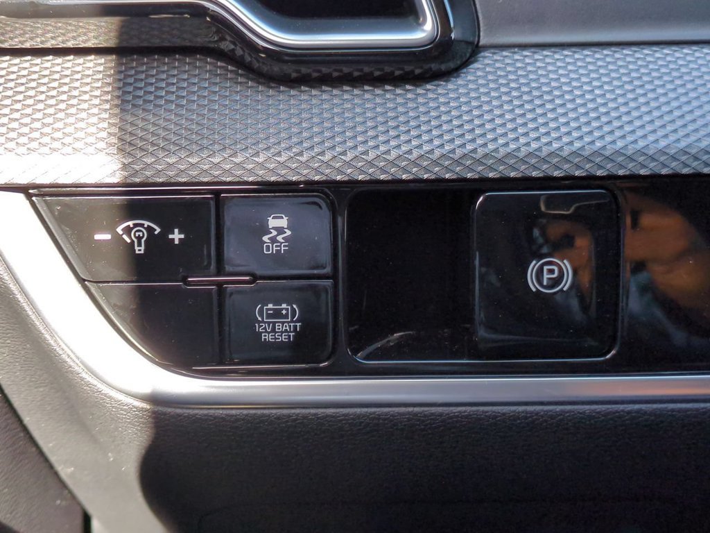 Certified 2025 Kia Sportage LX AWD/4WD image 17