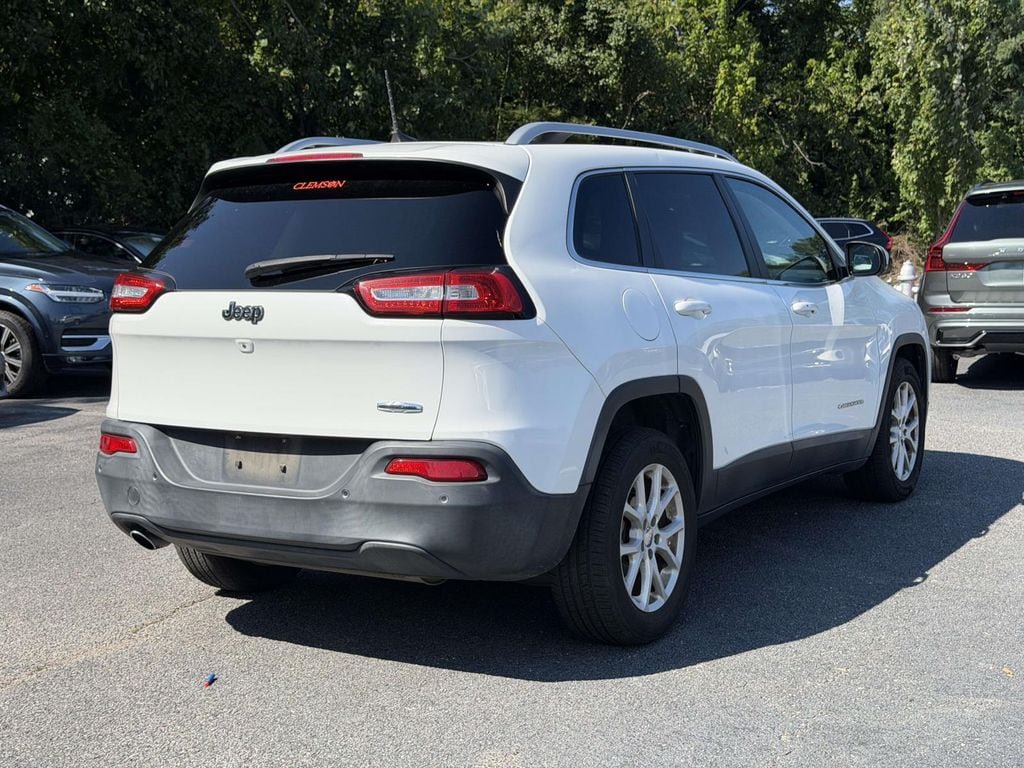 Used 2017 Jeep Cherokee Latitude w/ Comfort/Convenience Group FWD image 2