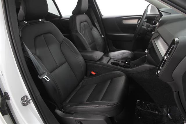 Used 2022 Volvo XC40 T5 Momentum w/ Premium Package AWD/4WD image 16