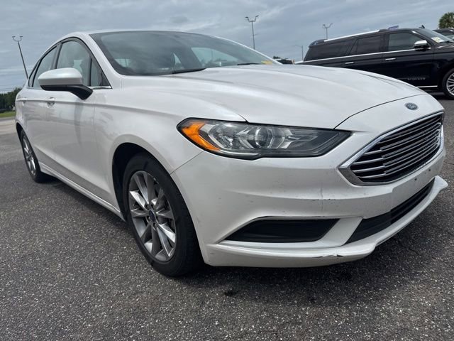 Used 2017 Ford Fusion SE w/ Fusion SE Technology Package FWD image 3