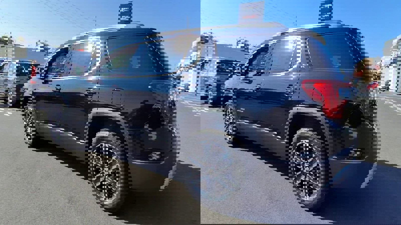 Certified 2023 GMC Acadia SLT w/ Technology Package image 4