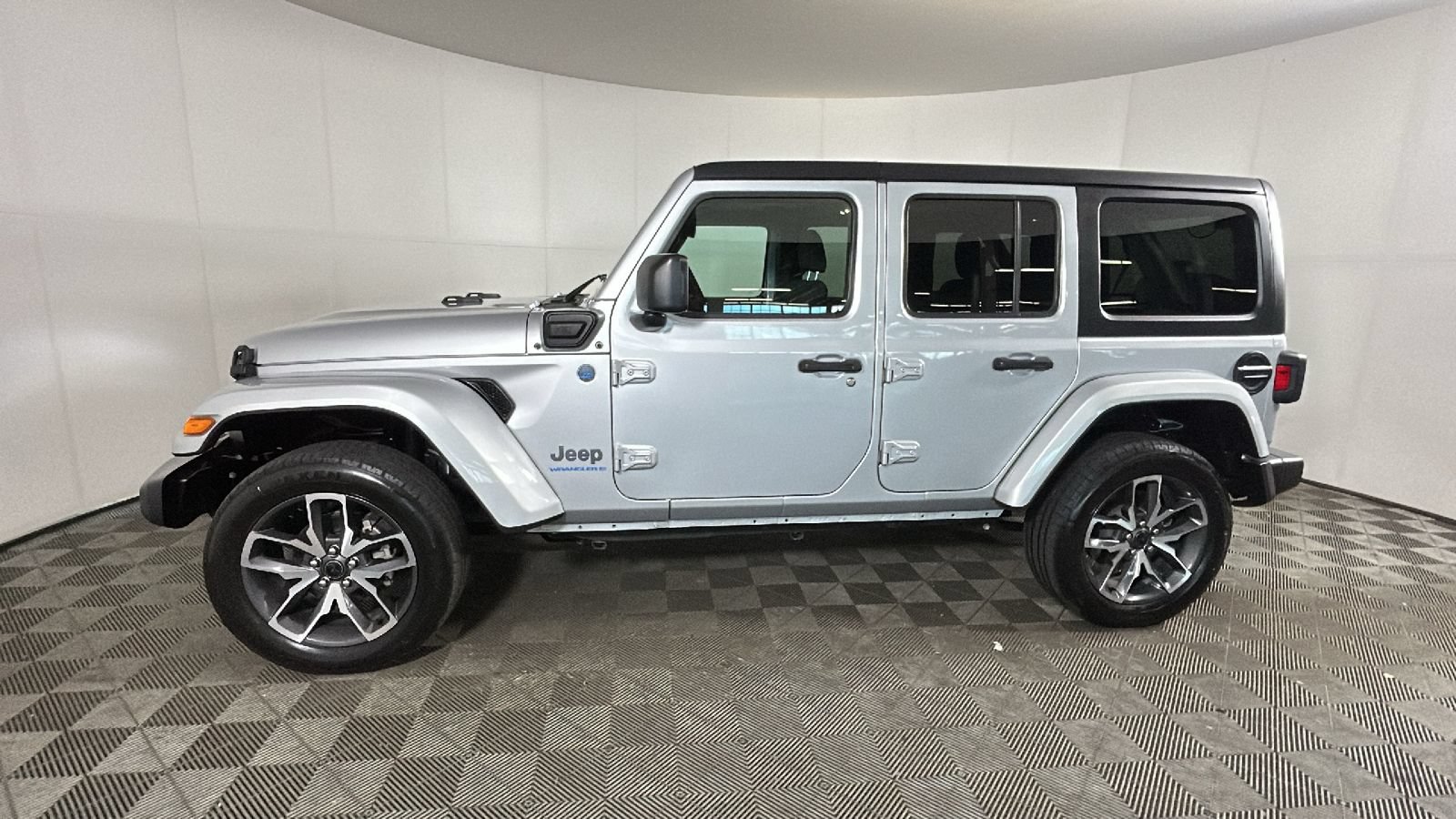 Used 2024 Jeep Wrangler Unlimited w/ Convenience Group AWD/4WD image 7