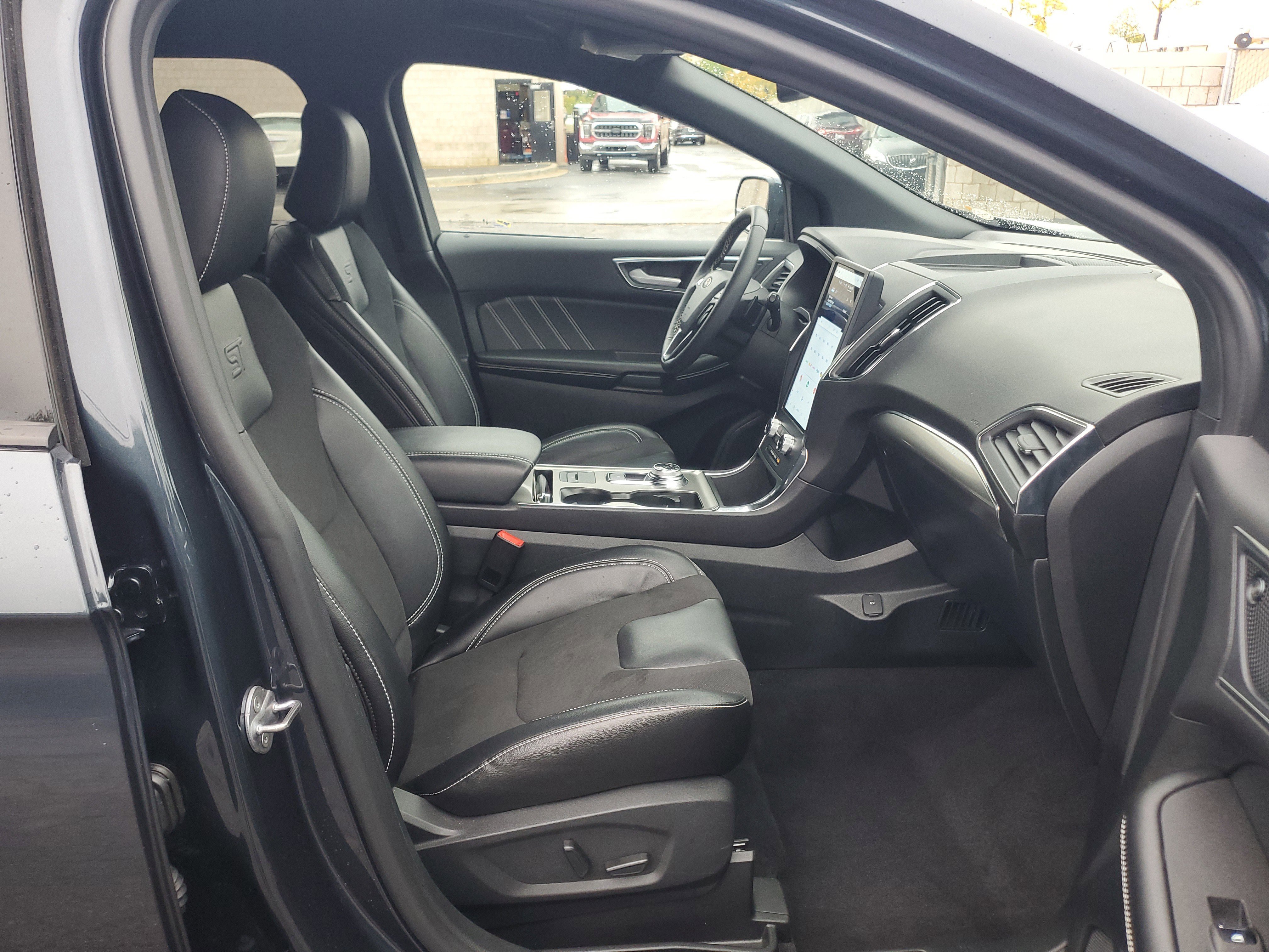 Used 2023 Ford Edge ST image 9