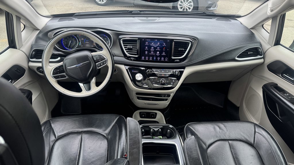 Used 2019 Chrysler Pacifica Limited w/ Tire & Wheel Group FWD image 24
