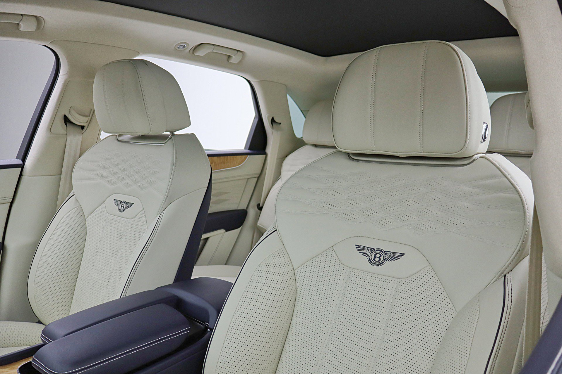 Used 2024 Bentley Bentayga image 33