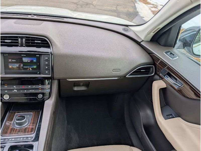 Used 2018 Jaguar F-PACE Prestige image 28