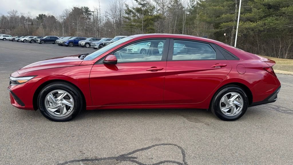 Used 2025 Hyundai Elantra SE image 3