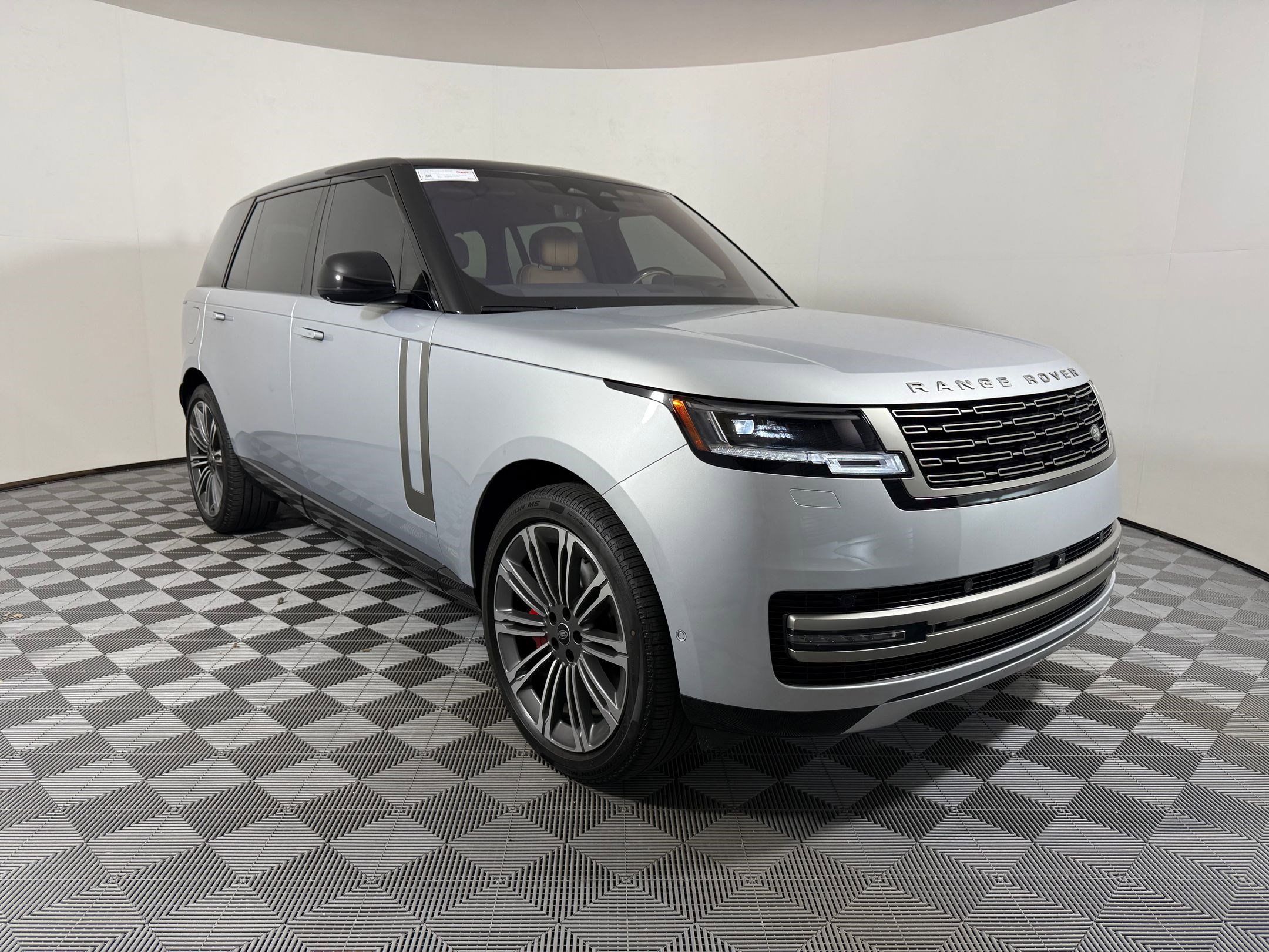 Used 2023 Land Rover Range Rover Long Wheelbase SE image 6