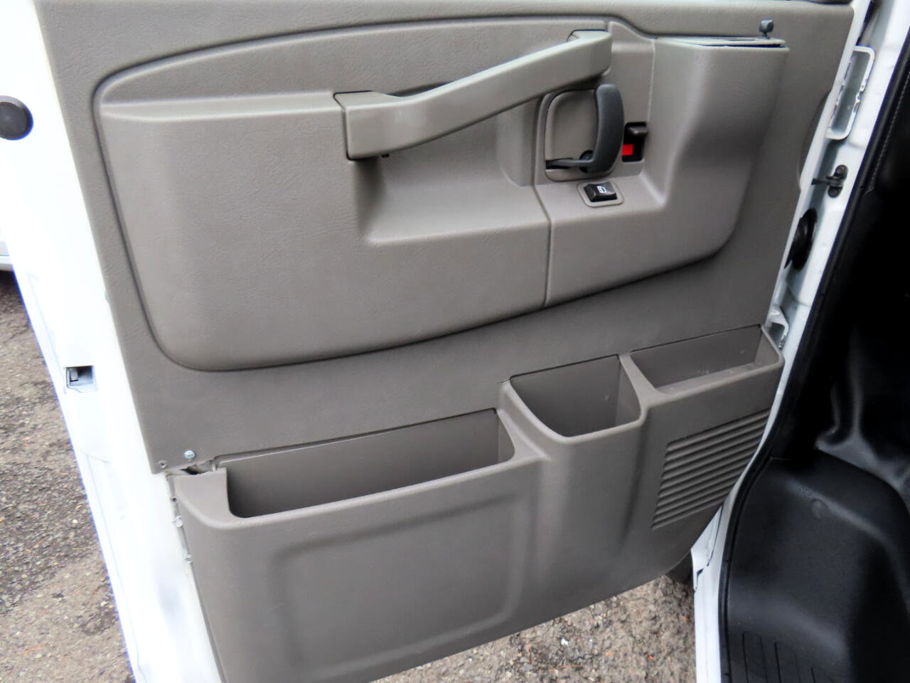 Used 2016 Chevrolet Express 2500 image 9