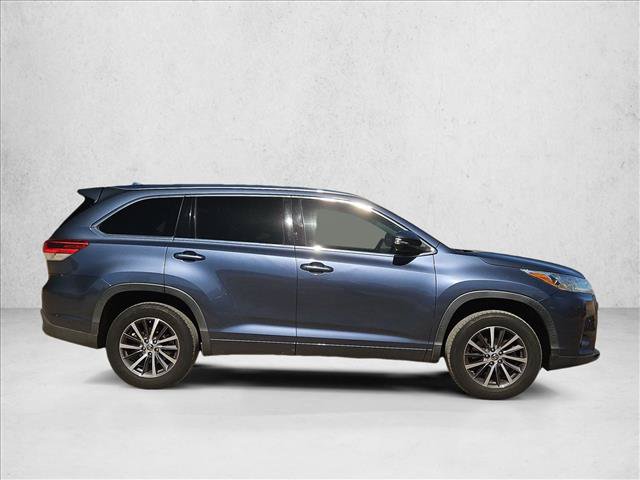 Used 2017 Toyota Highlander XLE w/ Carpet Mat Package FWD image 4