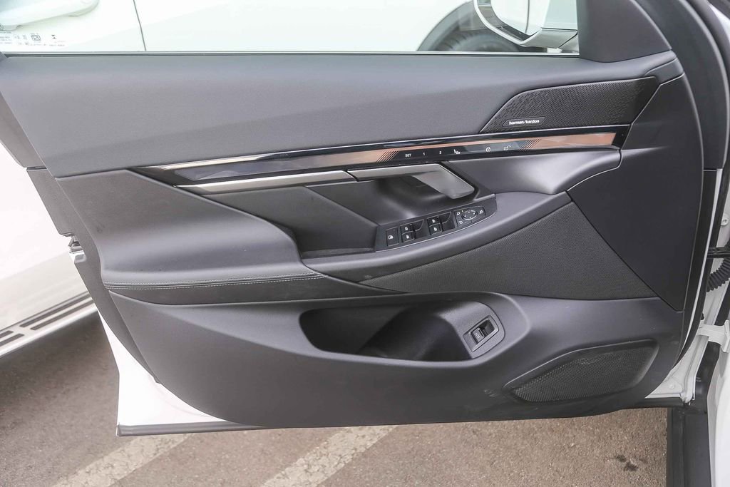 Used 2024 BMW i5 eDrive40i w/ M Sport Package RWD image 17