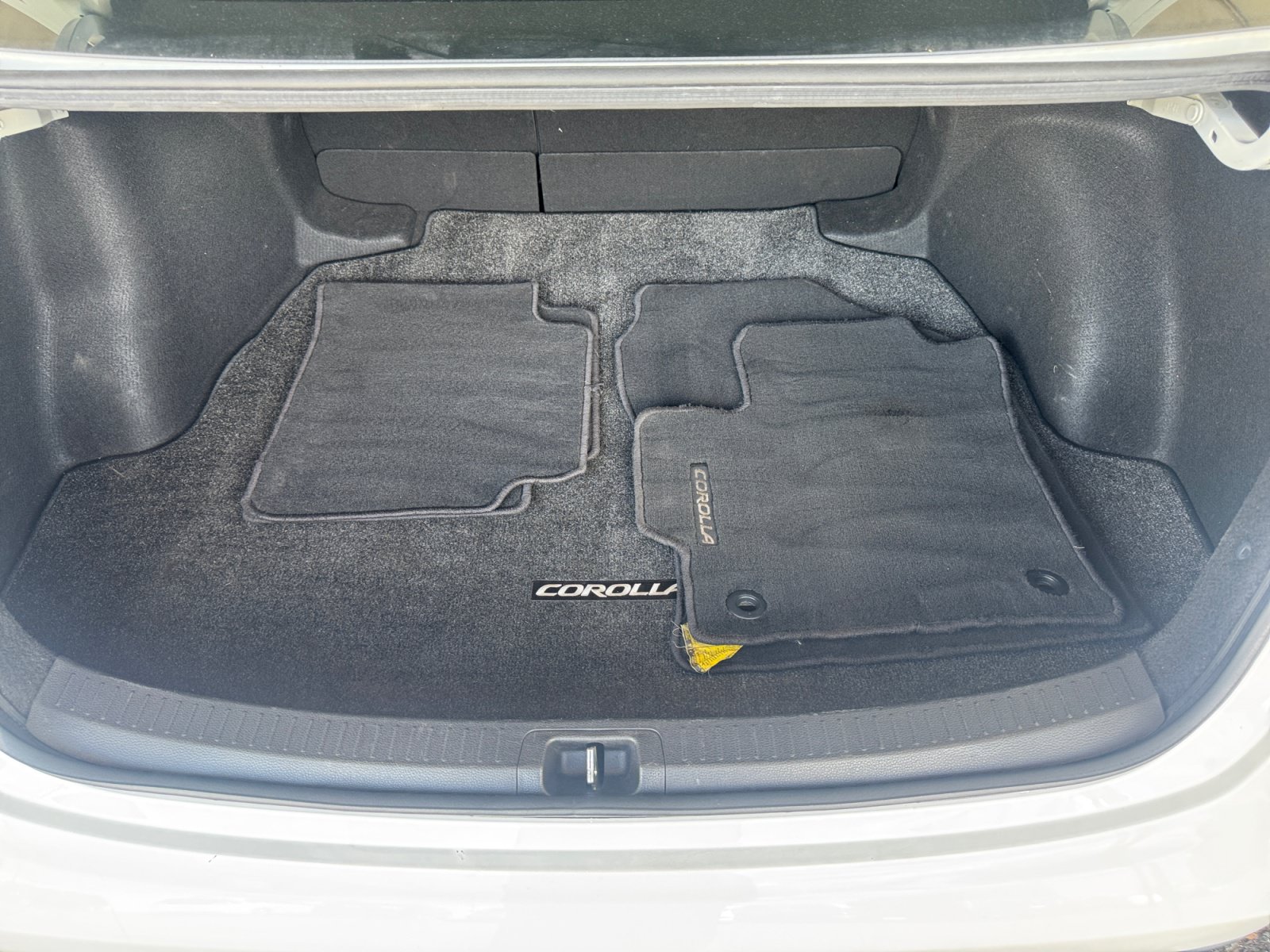 Used 2020 Toyota Corolla LE w/ Carpet Mat Package (TMS) FWD image 28