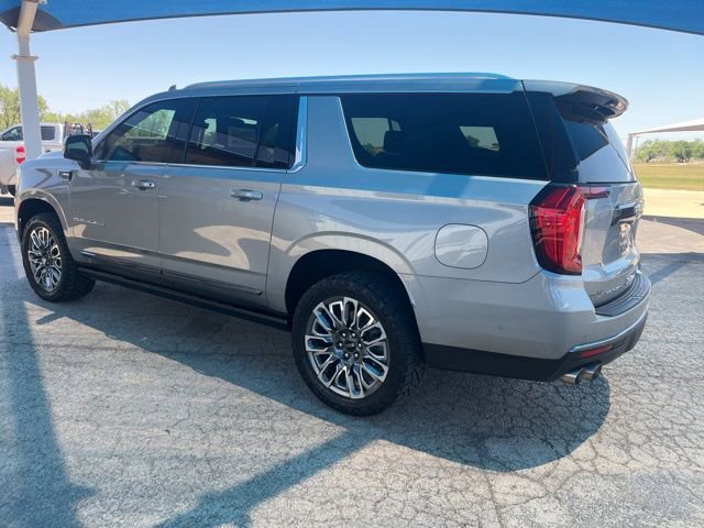 Used 2023 GMC Yukon XL Denali Ultimate AWD/4WD image 6