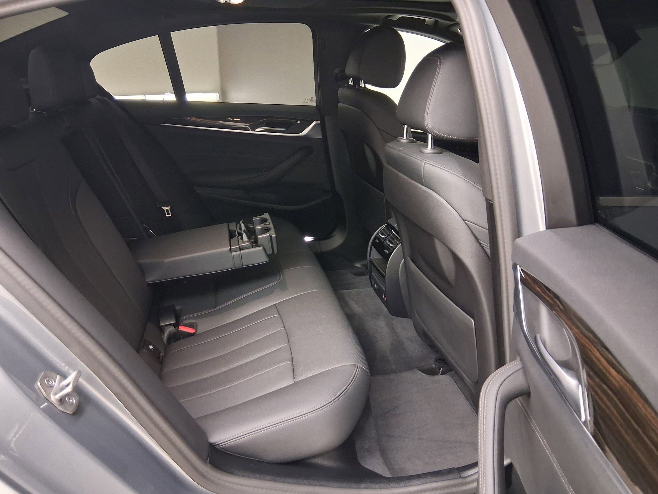 Certified 2023 BMW 530e w/ Convenience Package image 35