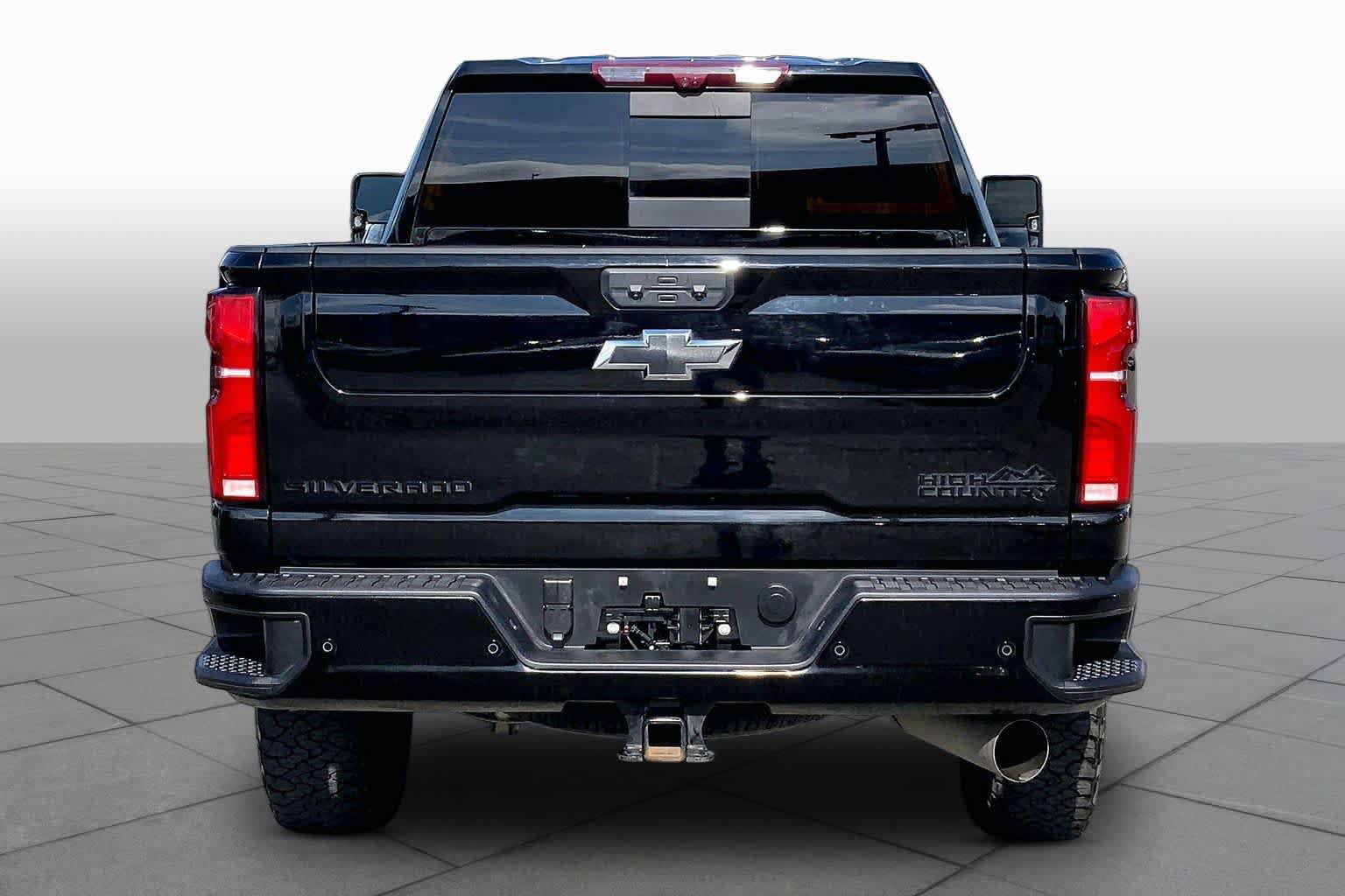 Used 2025 Chevrolet Silverado 2500 High Country w/ Midnight Edition AWD/4WD image 5