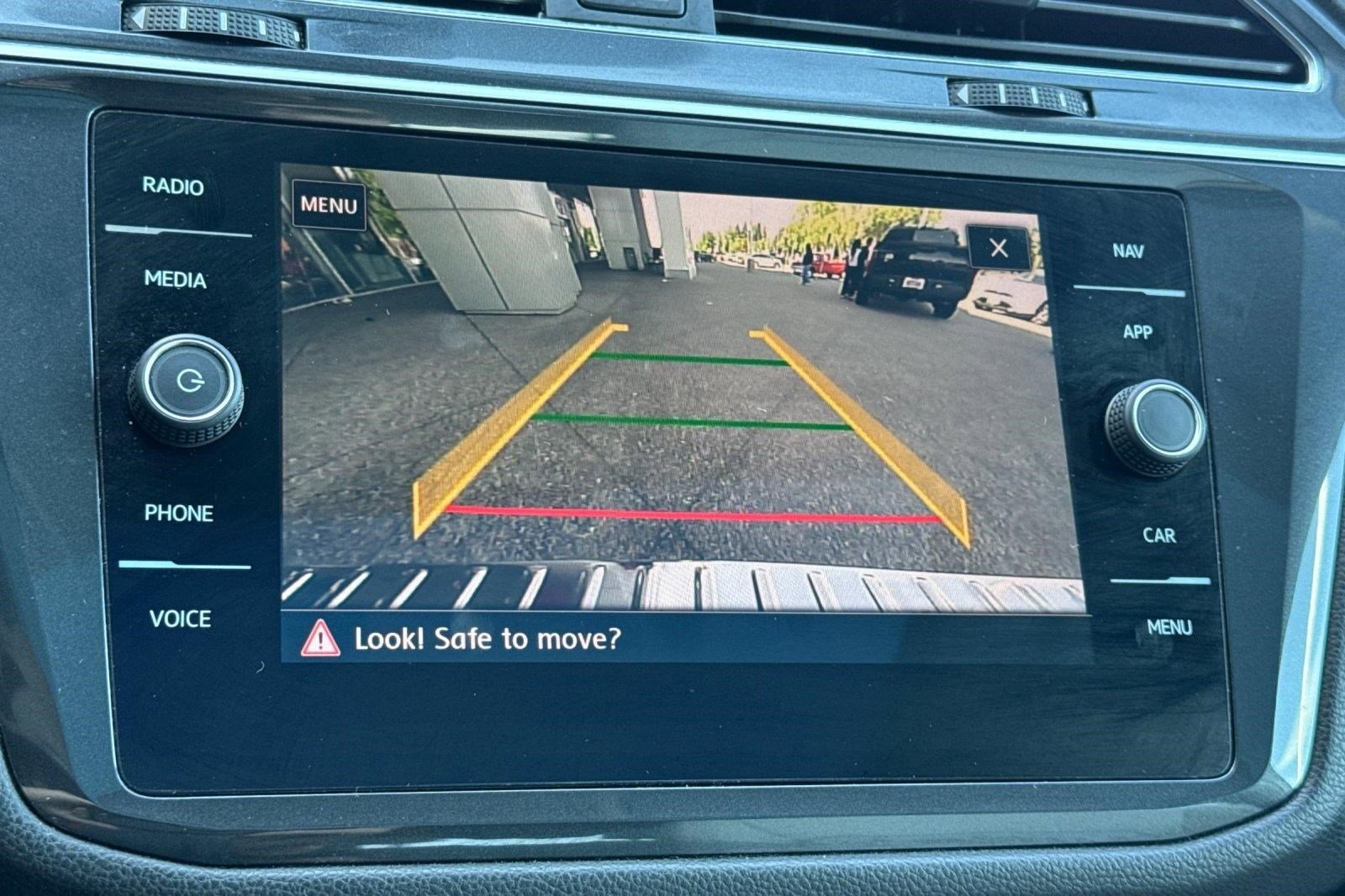 Used 2018 Volkswagen Tiguan SEL AWD/4WD image 18