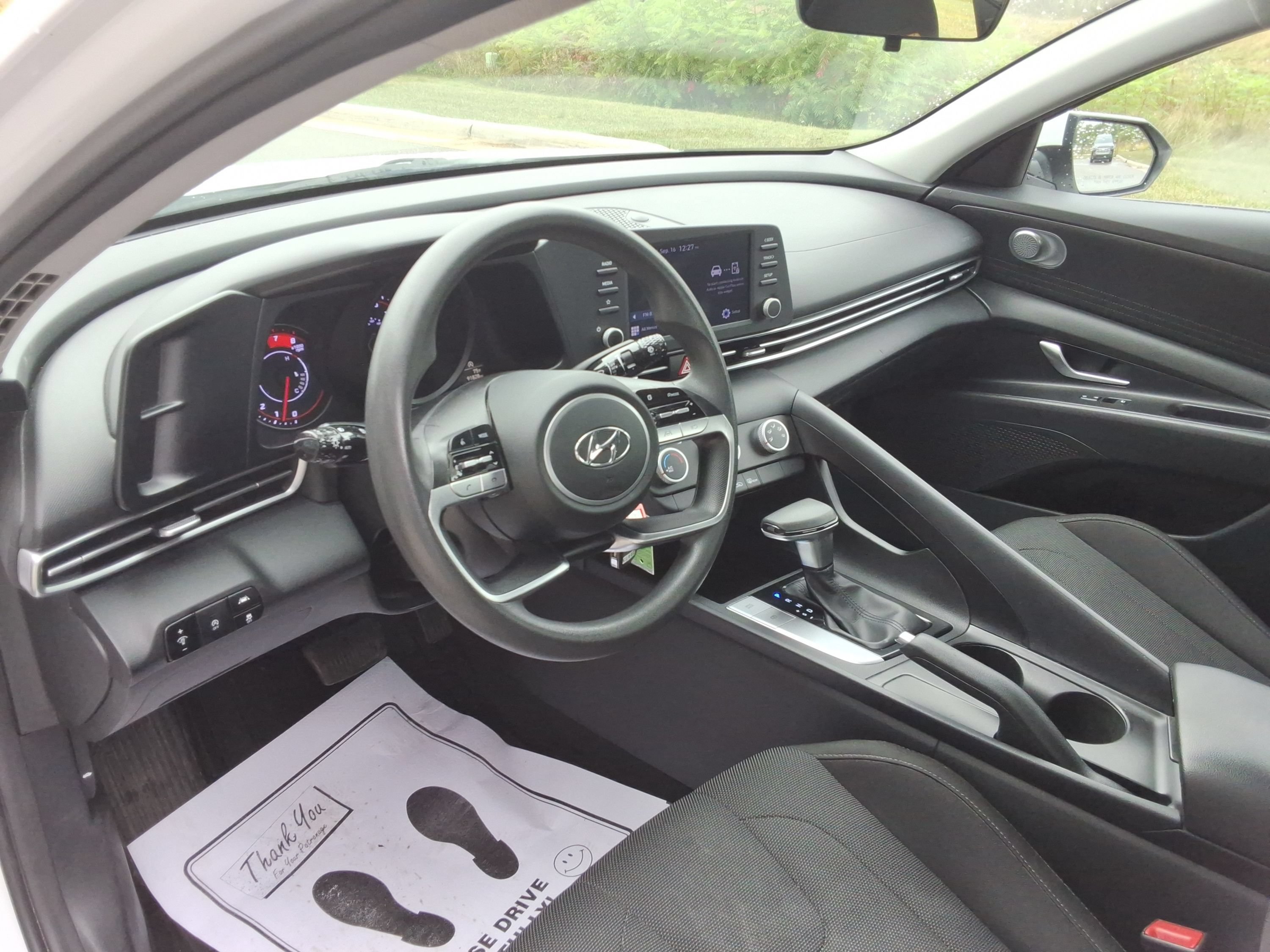 Used 2021 Hyundai Elantra SE FWD image 25