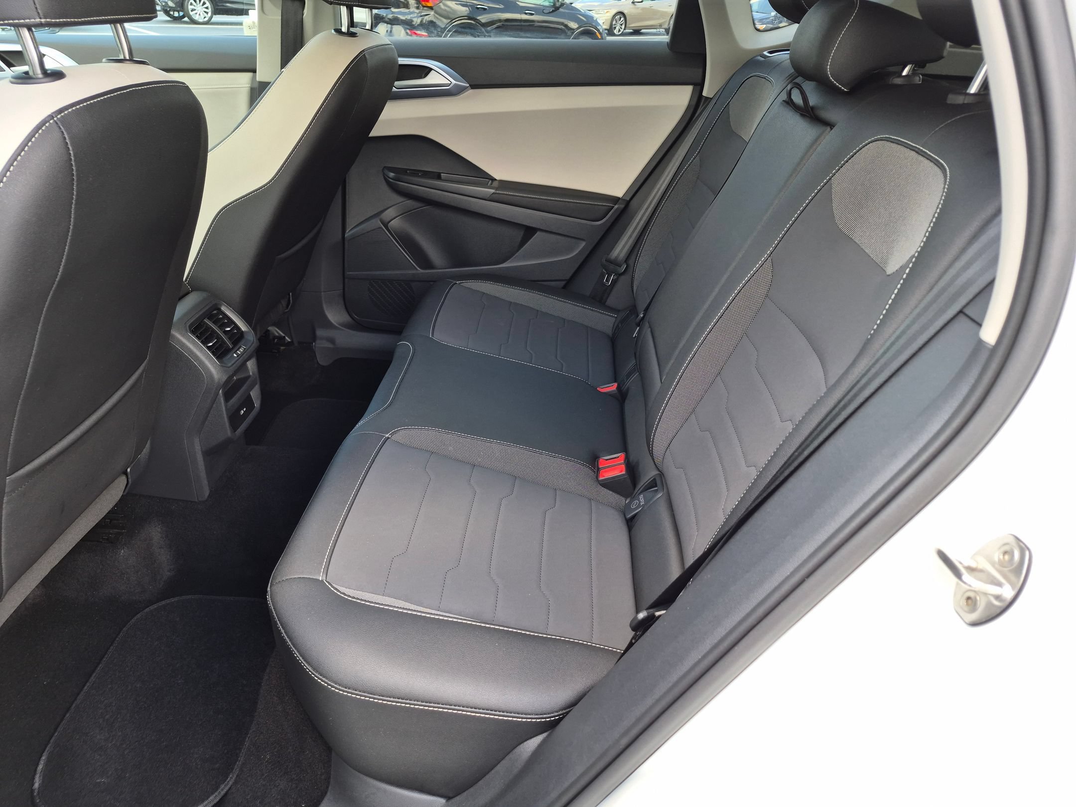 Used 2025 Volkswagen Taos SE AWD/4WD image 29