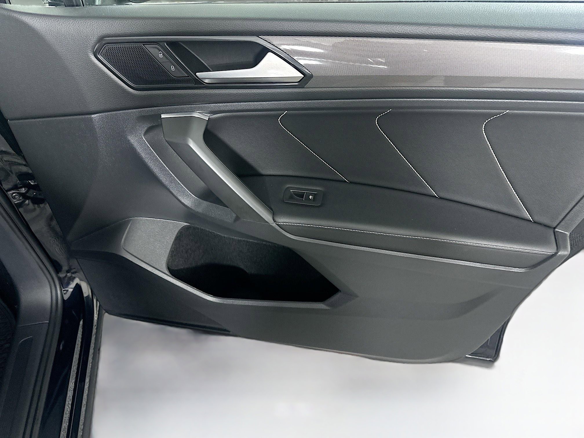 Used 2022 Volkswagen Tiguan SE w/ Panoramic Sunroof Package image 31