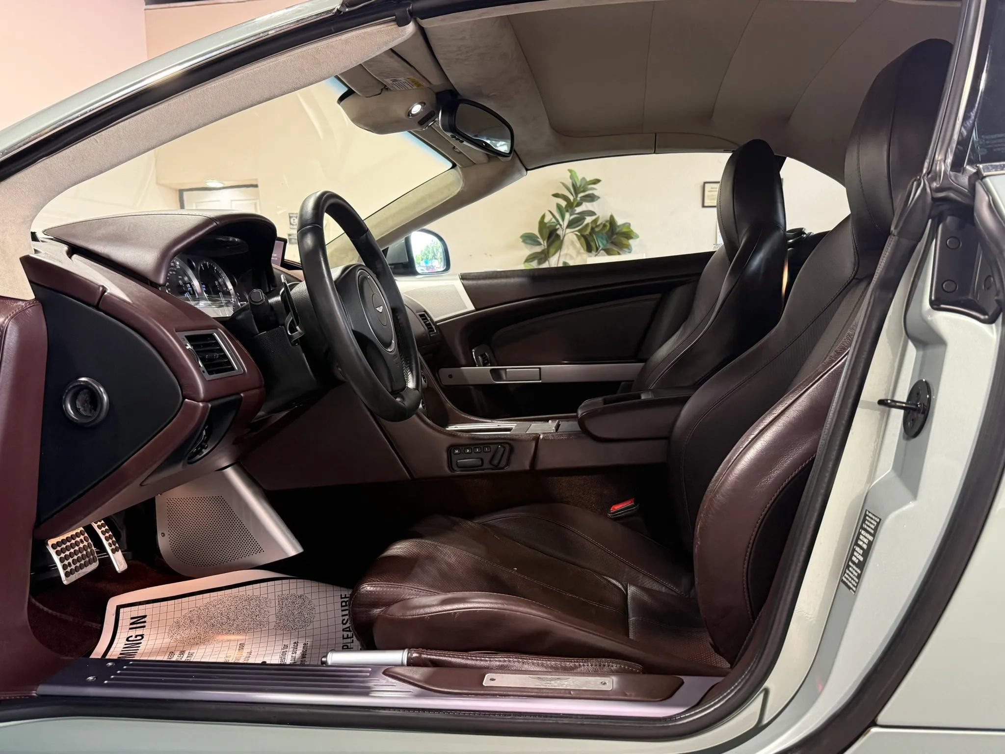 Used 2010 Aston Martin DB9 Volante RWD image 21