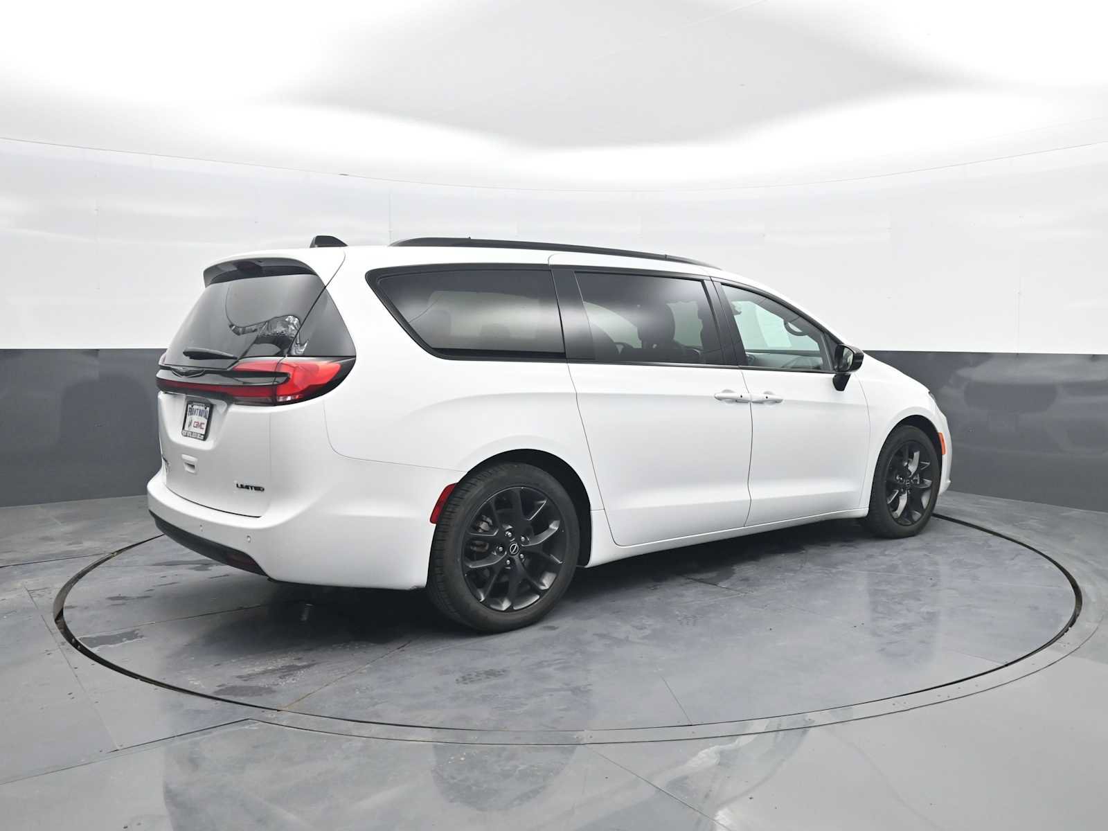 Used 2025 Chrysler Pacifica Limited FWD image 8