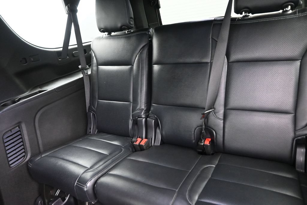 Used 2025 Chevrolet Suburban LS RWD image 16