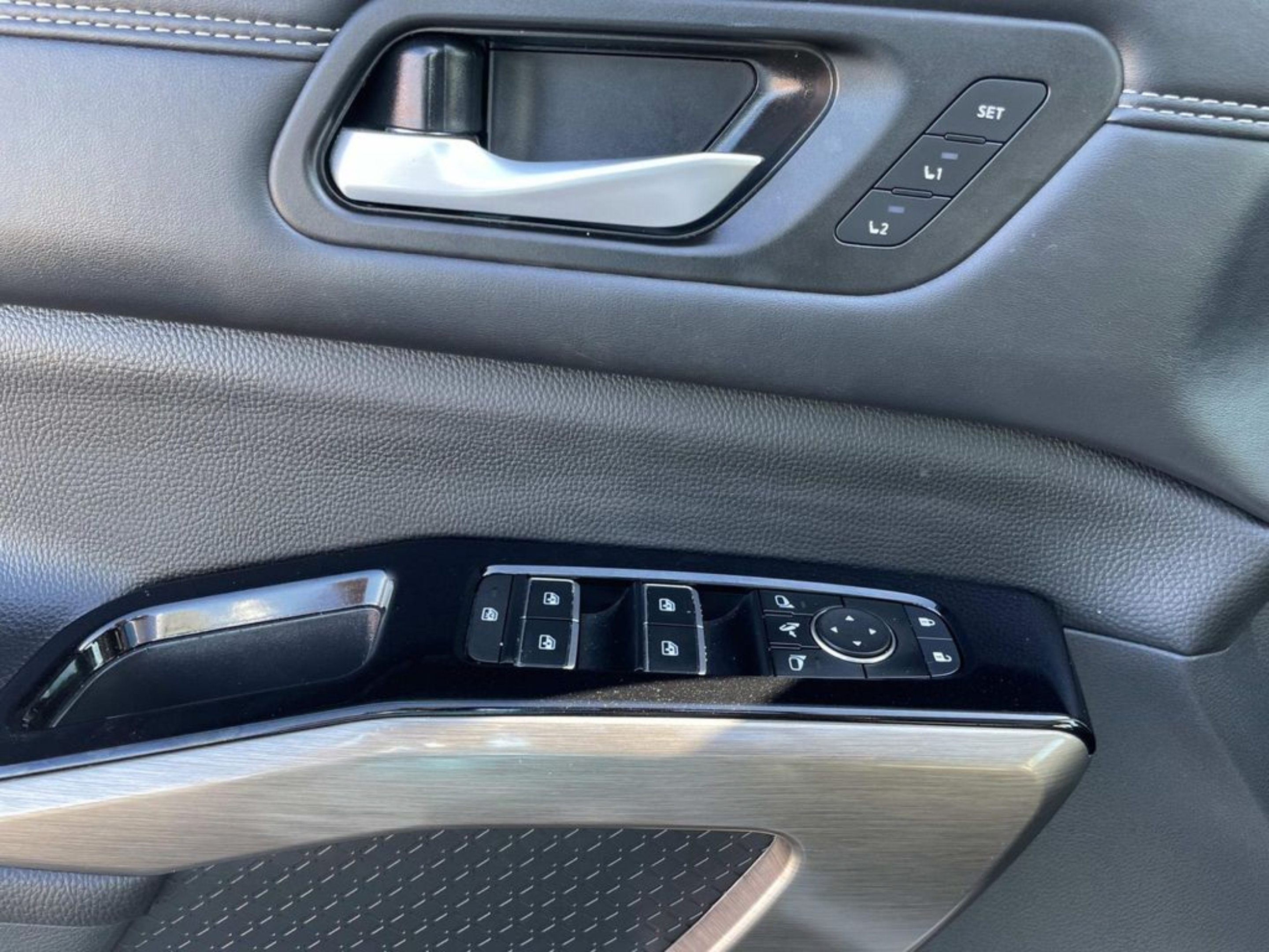 Used 2025 Nissan Pathfinder Platinum AWD/4WD image 26