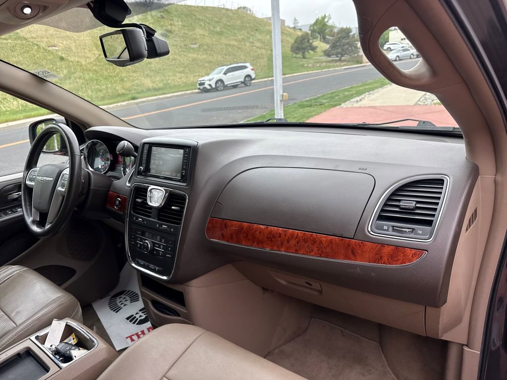 Used 2015 Chrysler Town & Country Touring-L w/ Driver Convenience Group FWD image 35