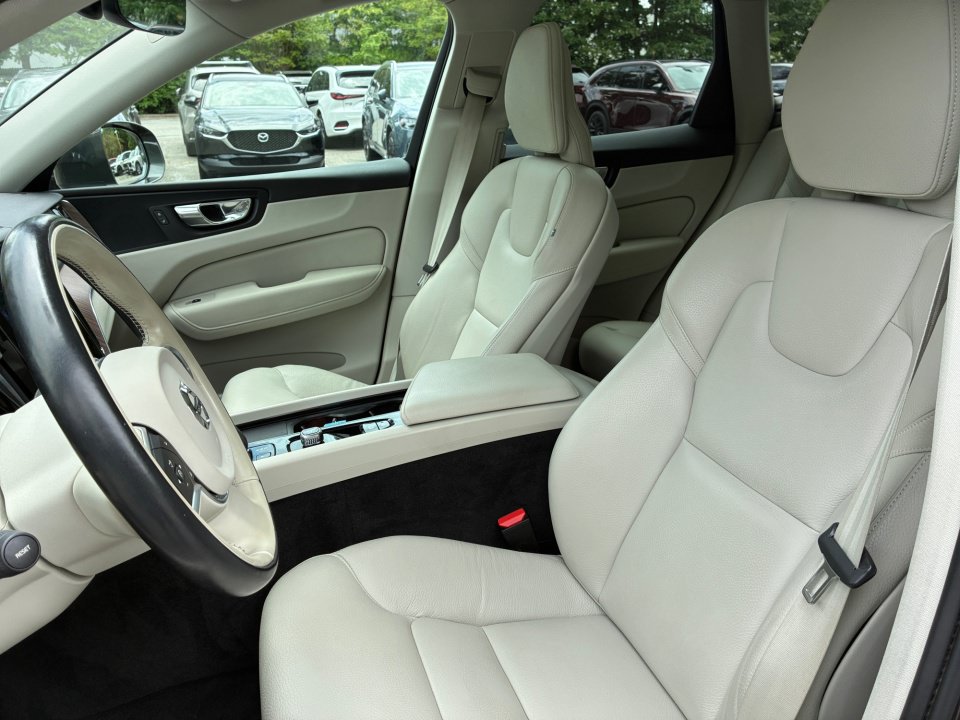 Used 2022 Volvo XC60 B5 Momentum w/ Protection Package Premier FWD image 30
