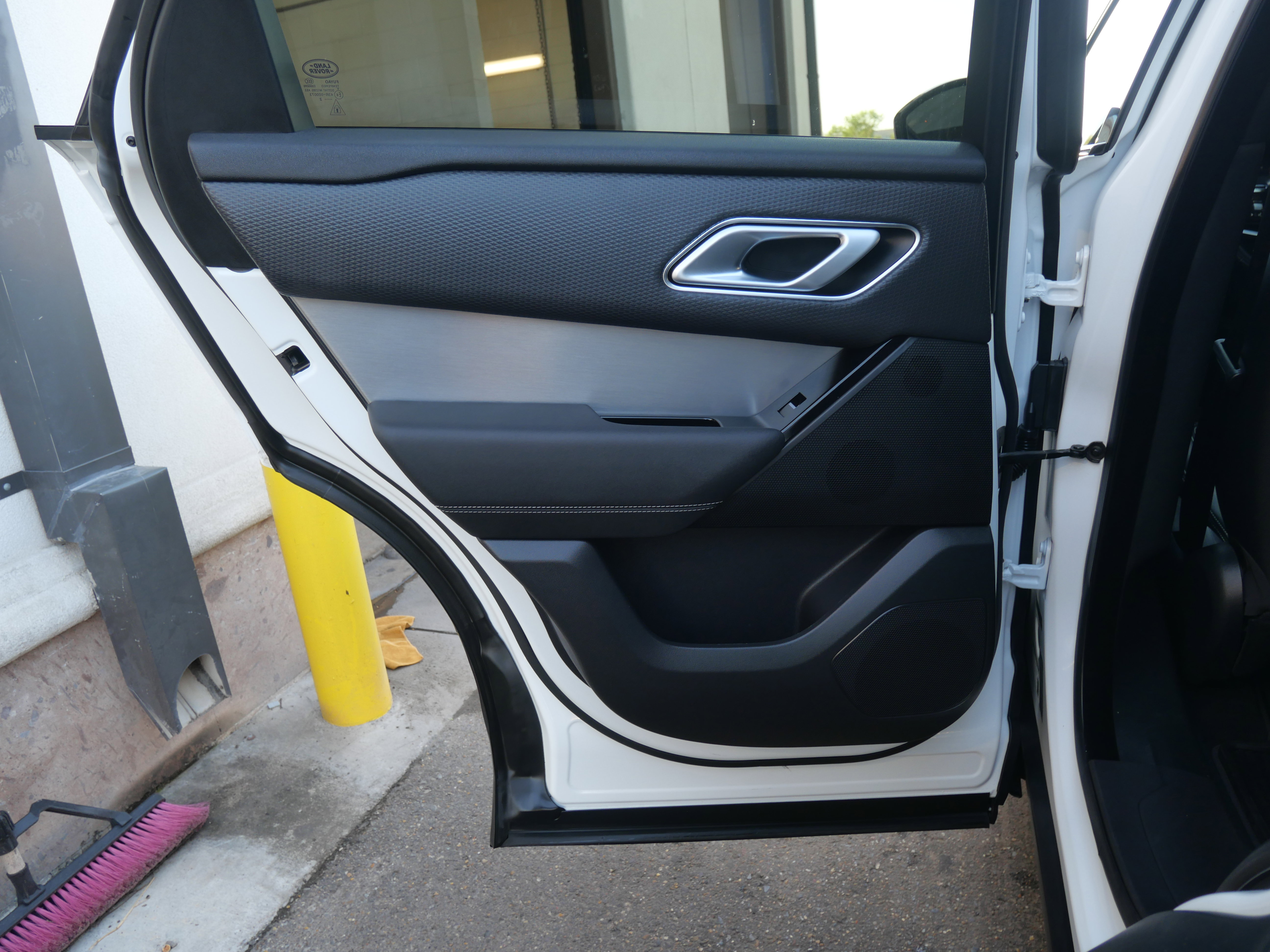 Used 2022 Land Rover Range Rover Velar R-Dynamic S image 9