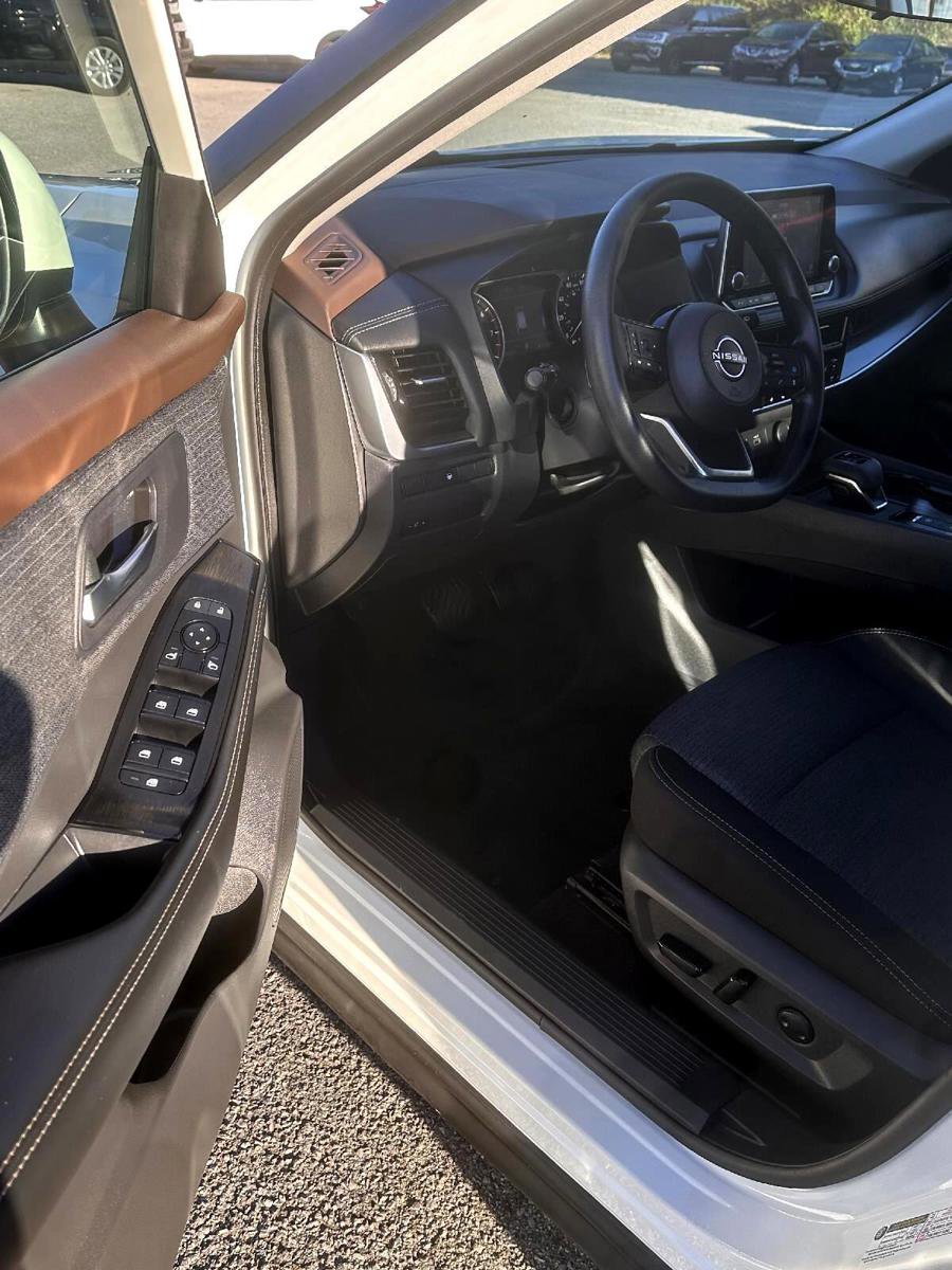 Used 2023 Nissan Rogue SV image 9