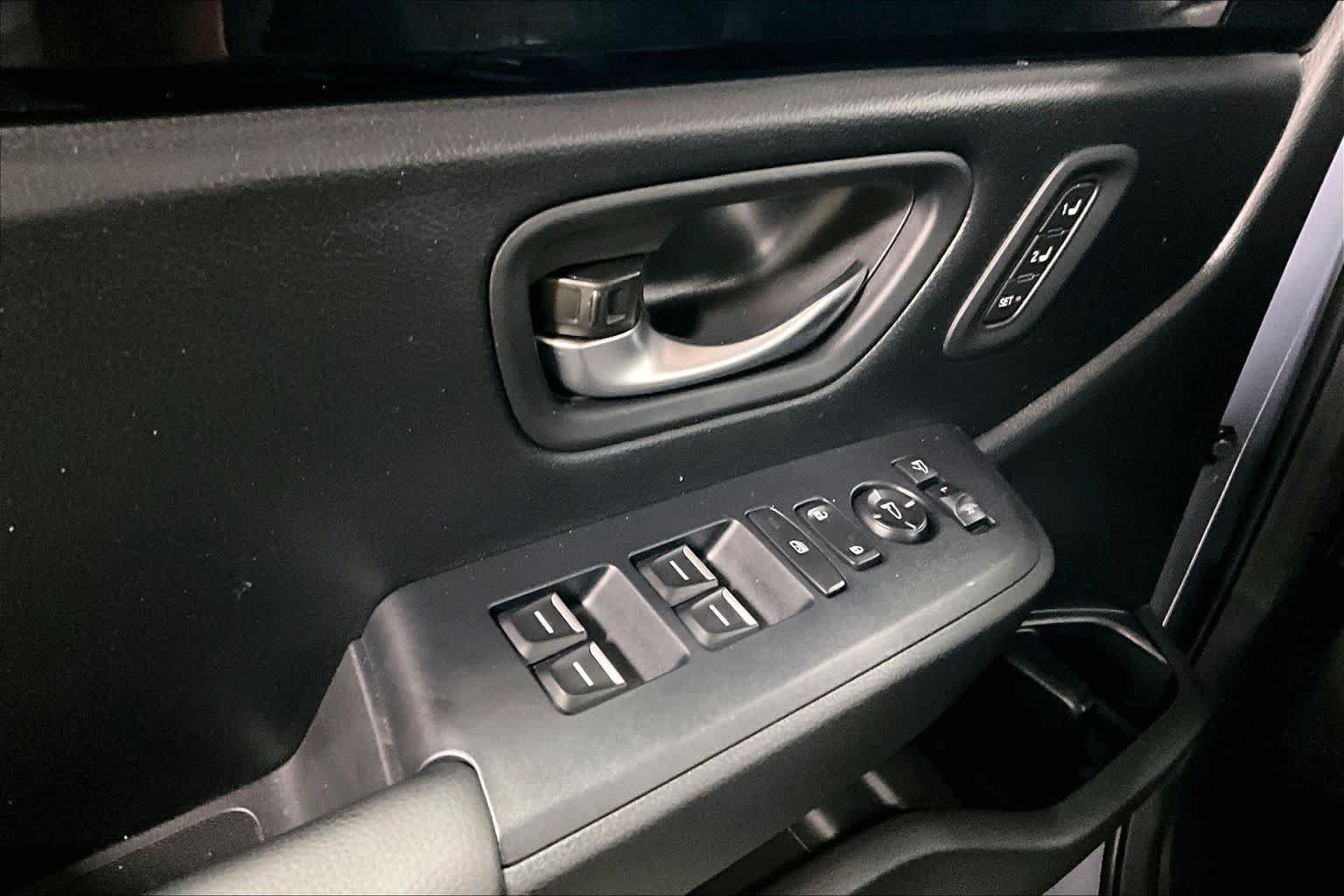 Used 2025 Honda Pilot TrailSport image 32