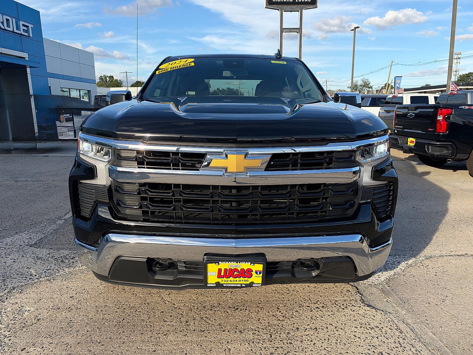 Used 2024 Chevrolet Silverado 1500 LT w/ Z71 Off-Road Package AWD/4WD image 3