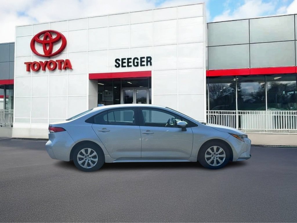 Used 2024 Toyota Corolla LE FWD image 2