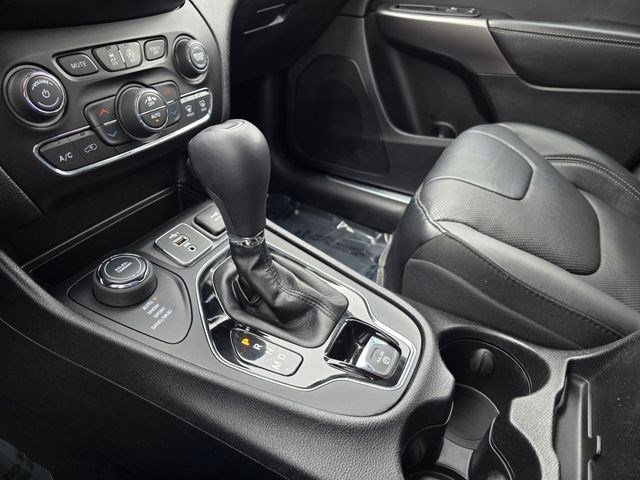 Used 2020 Jeep Cherokee Limited w/ Technology Group AWD/4WD image 35