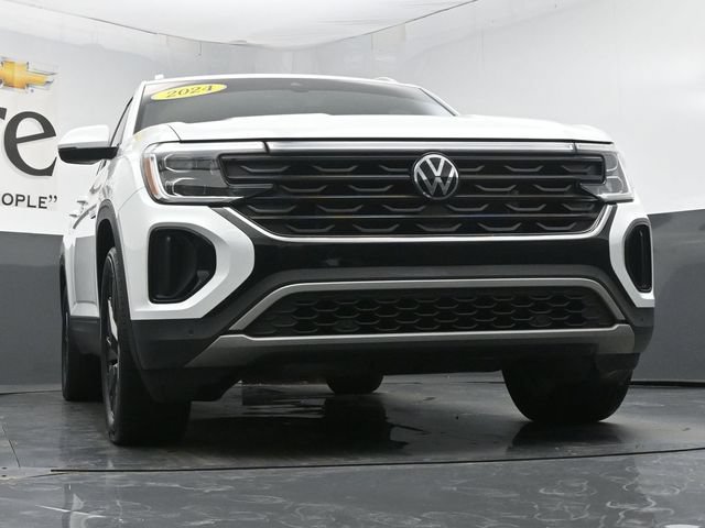 Used 2024 Volkswagen Atlas Cross Sport SE w/ Black Wheel Package FWD image 3