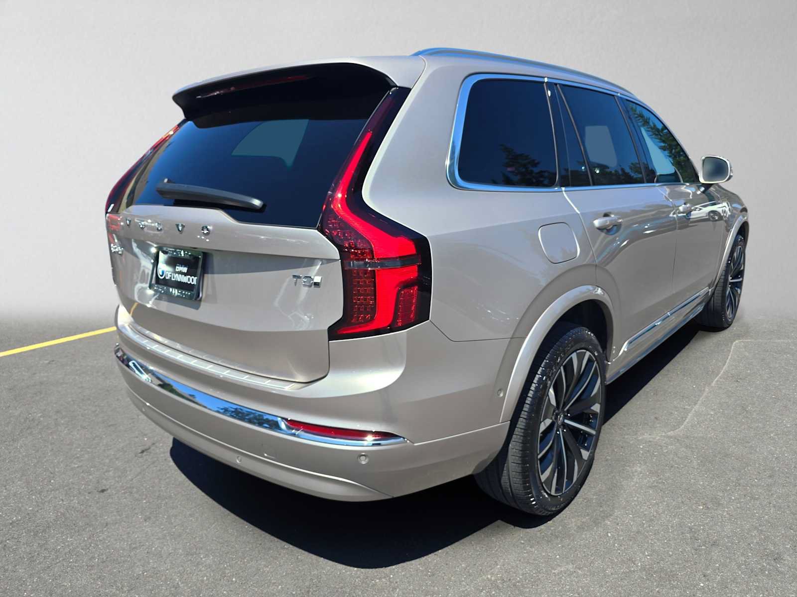 Used 2026 Volvo XC90 T8 Plus w/ Protection Package Premier AWD/4WD image 3