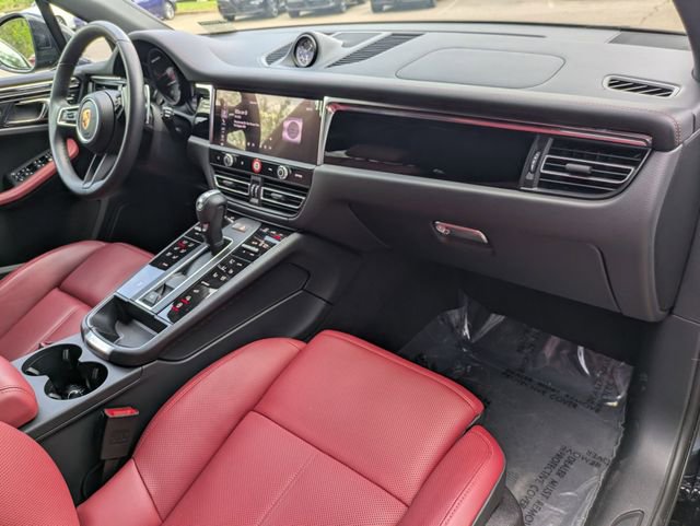 Used 2025 Porsche Macan AWD/4WD image 30