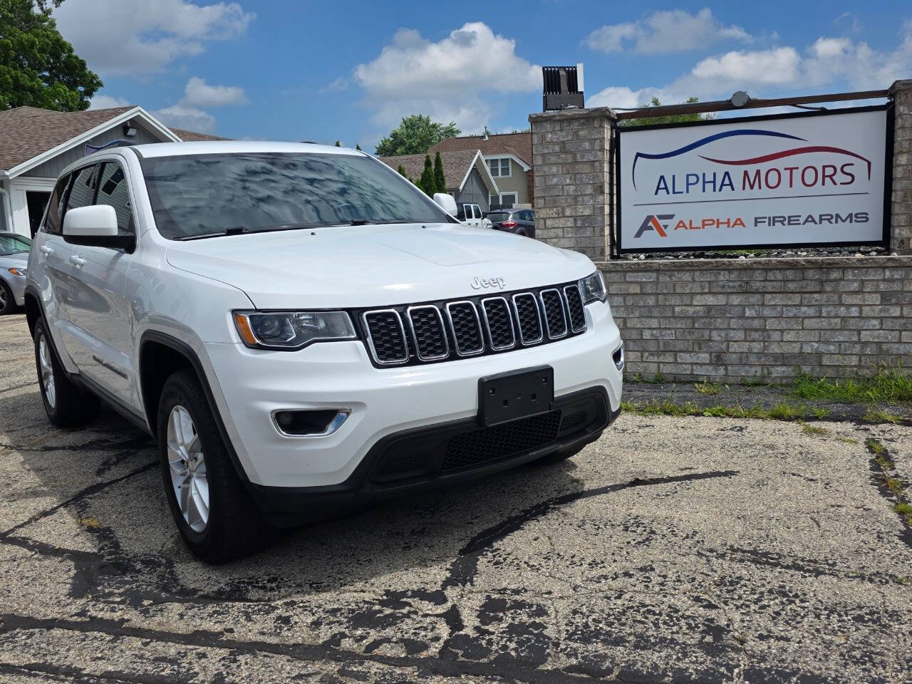 Used 2017 Jeep Grand Cherokee Laredo w/ Quick Order Package 23E AWD/4WD image 1