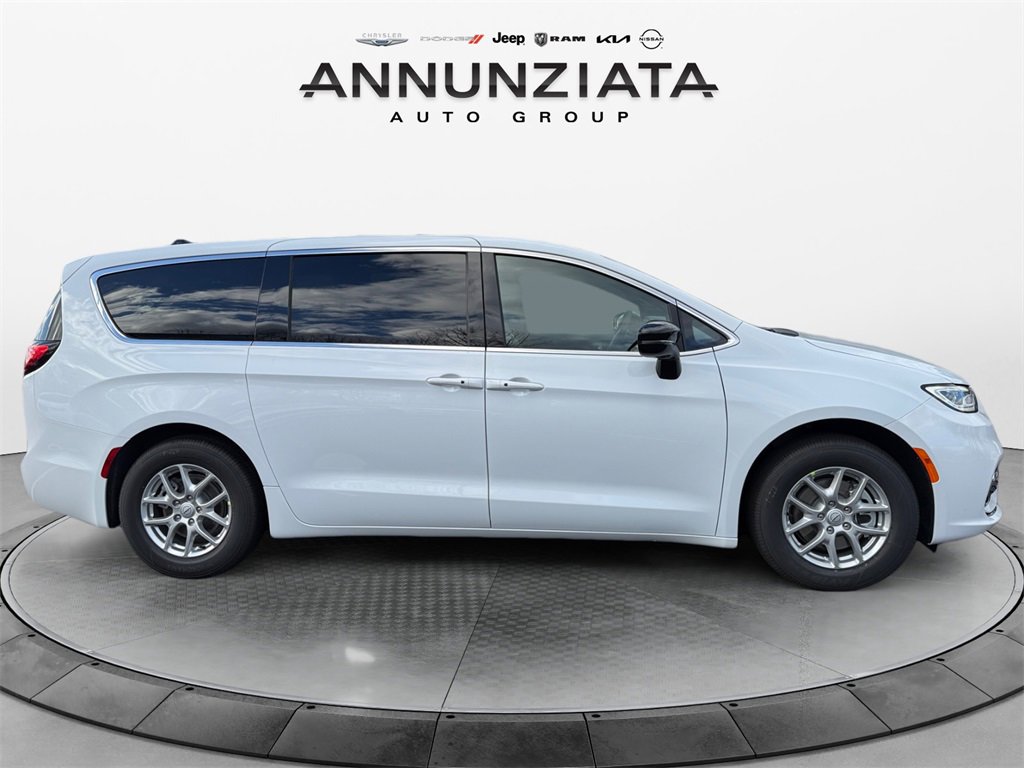 New 2026 Chrysler Pacifica Select image 6