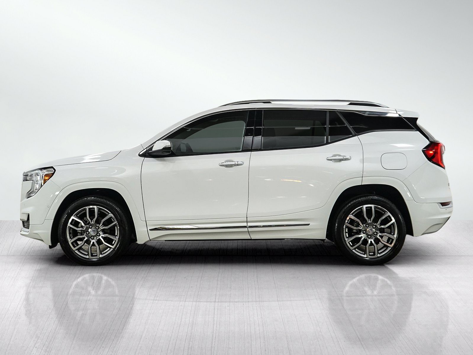 Used 2024 GMC Terrain Denali w/ Denali Premium Package AWD/4WD image 2