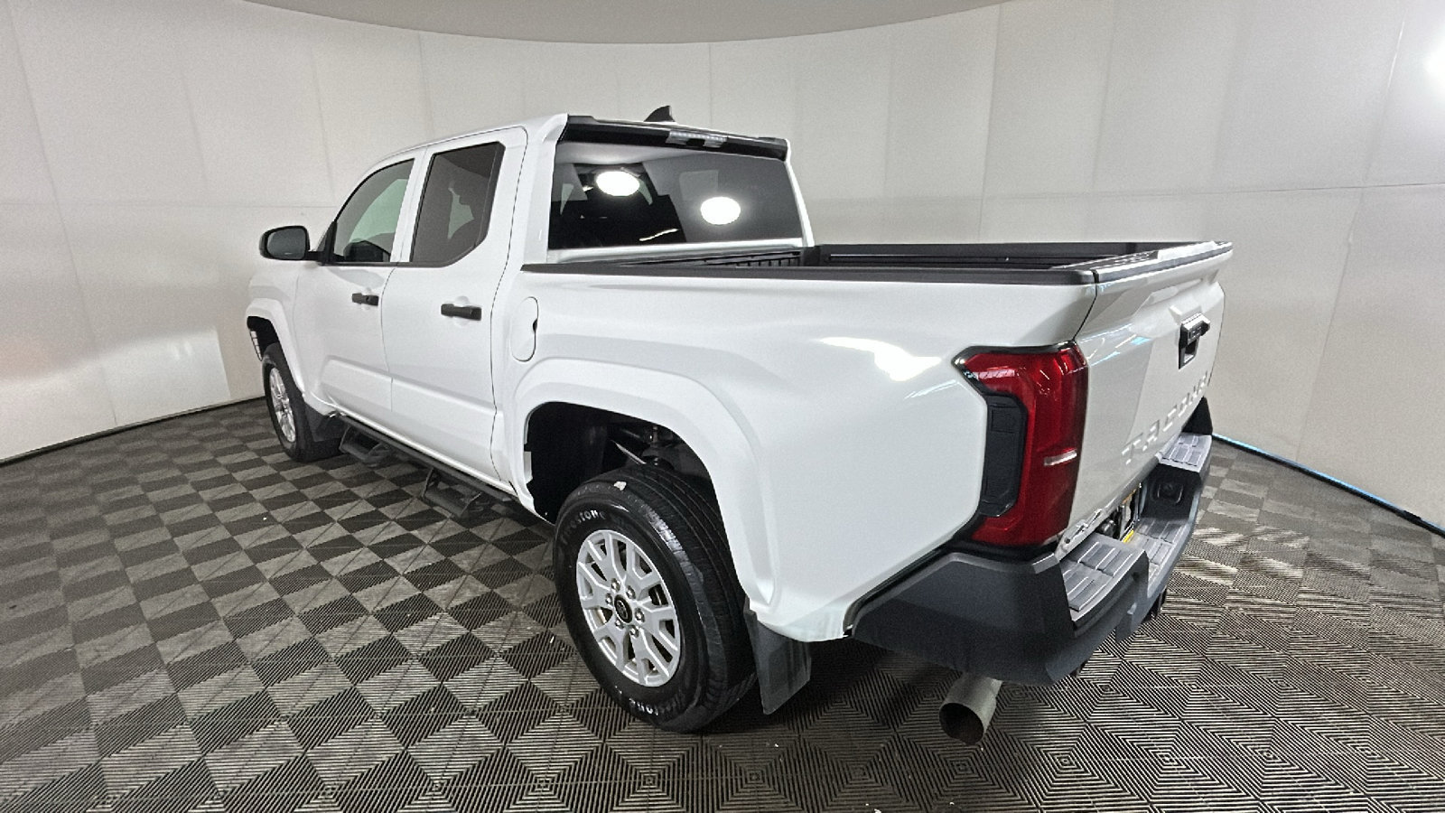 Used 2024 Toyota Tacoma SR AWD/4WD image 5