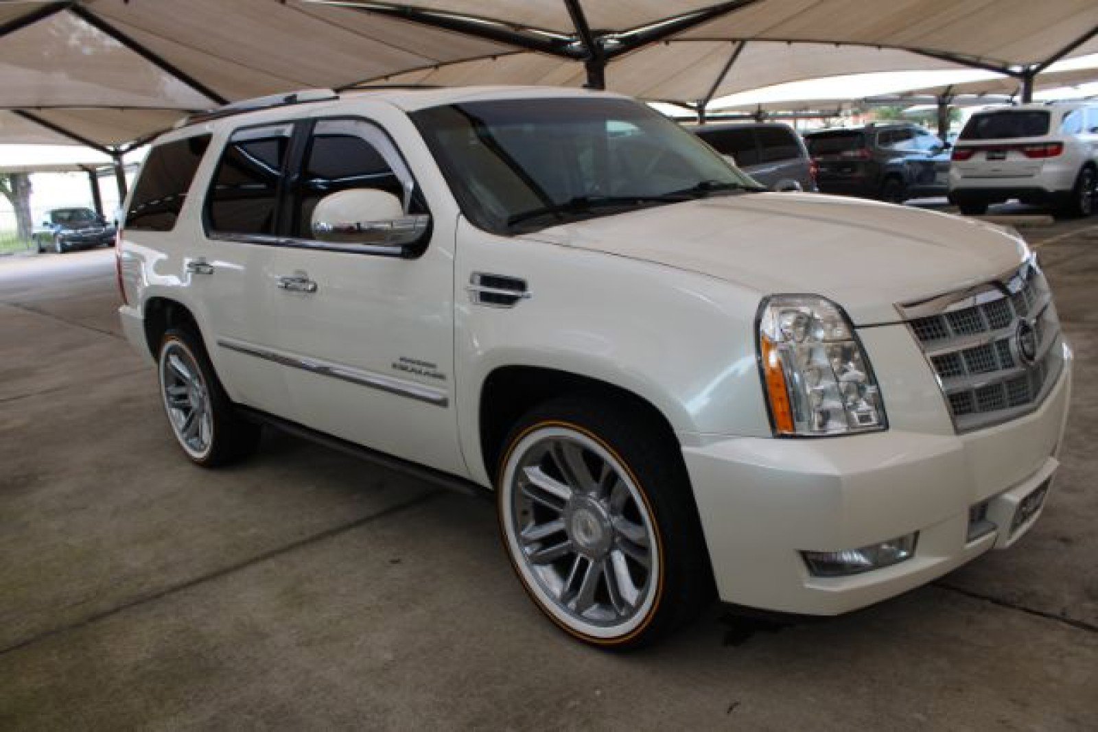 Used 2011 Cadillac Escalade Platinum image 1