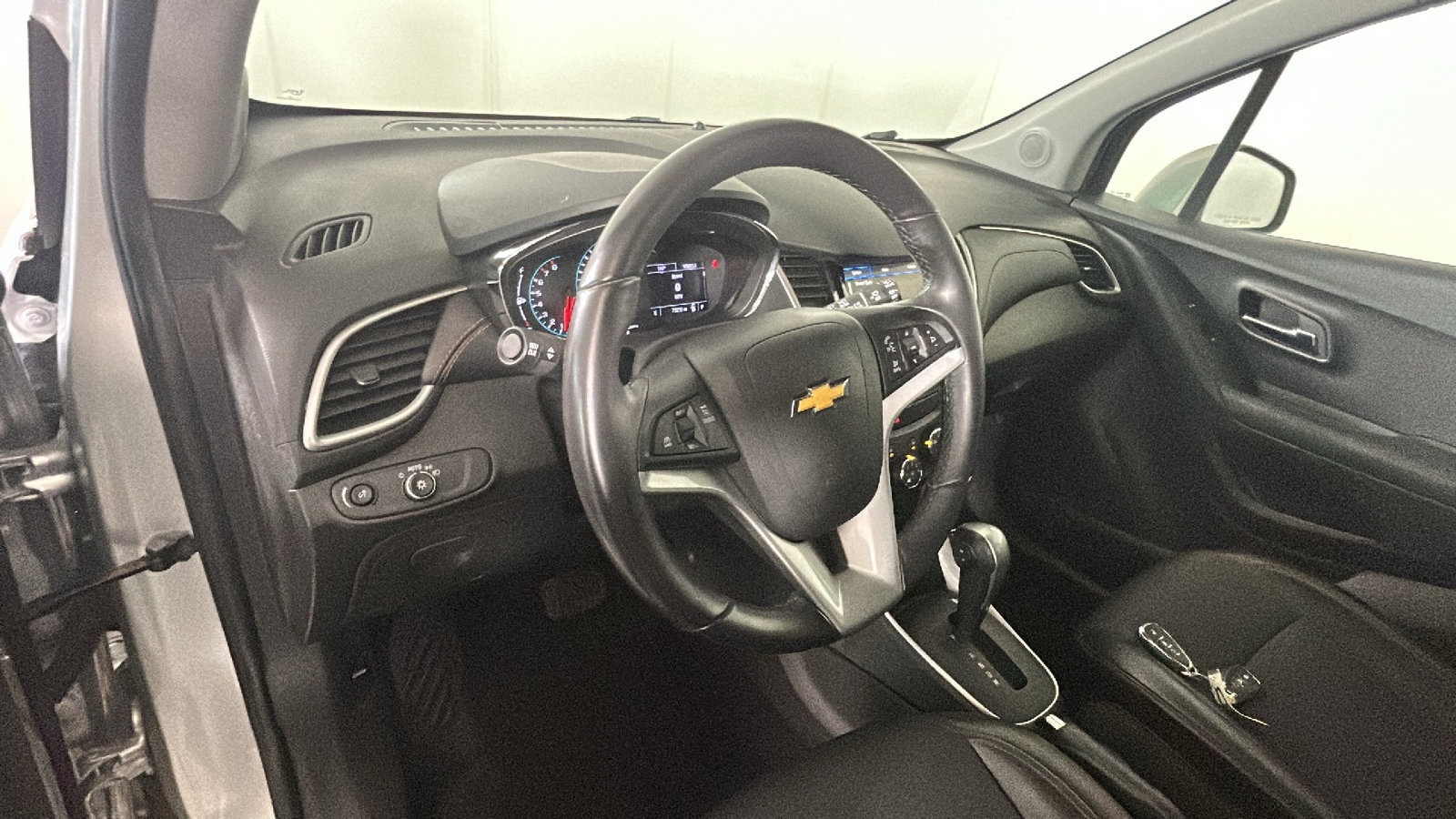 Used 2019 Chevrolet Trax LT w/ LT Convenience Package FWD image 17