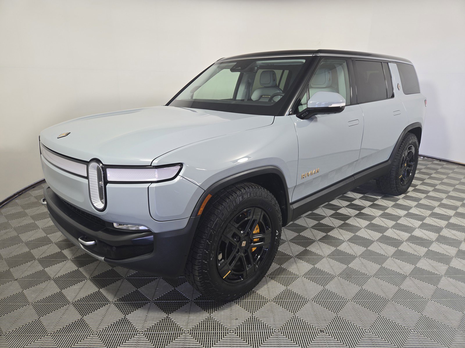 Used 2024 Rivian R1S Adventure image 1