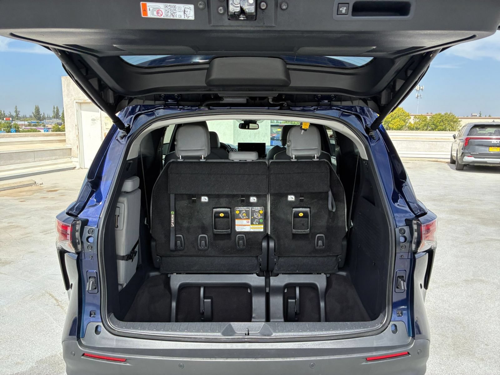 Used 2025 Toyota Sienna XLE FWD image 33